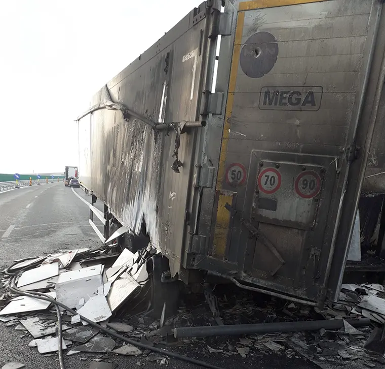 Un autocamion a luat foc pe DEX 12, în zona Colonești