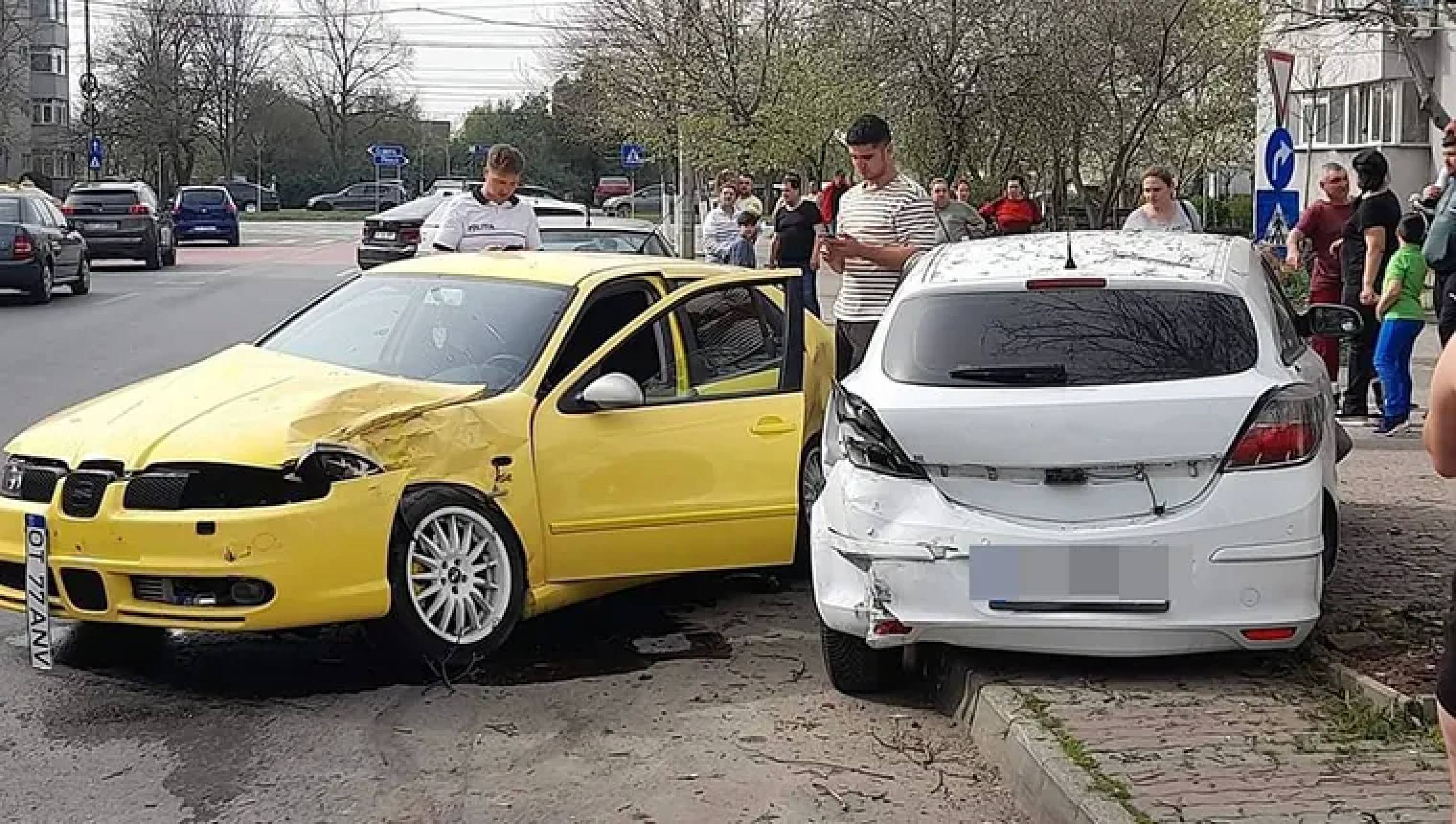 Trei maşini implicate într-un accident pe strada Primăverii