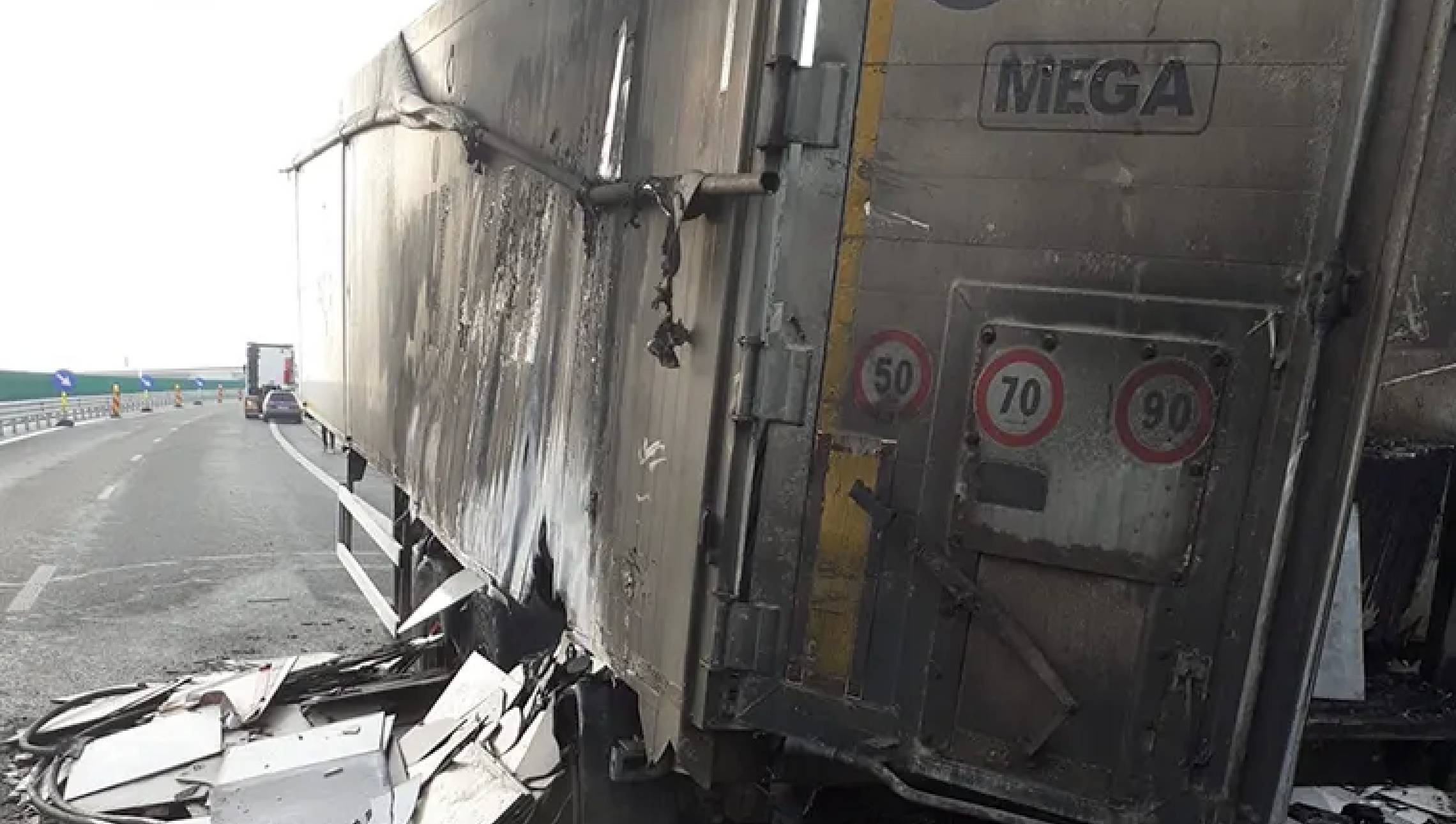 Un autocamion a luat foc pe DEX 12, în zona Colonești