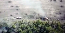 VIDEO Un blindat rusesc detonează o mină în Ucraina. Următorul blindat detonează alte mine