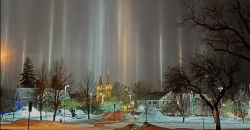 VIDEO Stupoare în SUA! Zeci de coloane uriașe de lumină de la pământ la cer