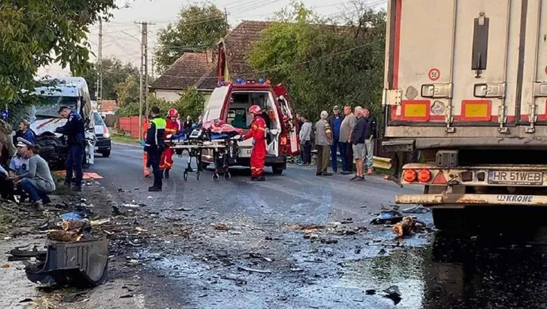 Accident cu nouă victime în Mureș, între un microbuz și un TIR