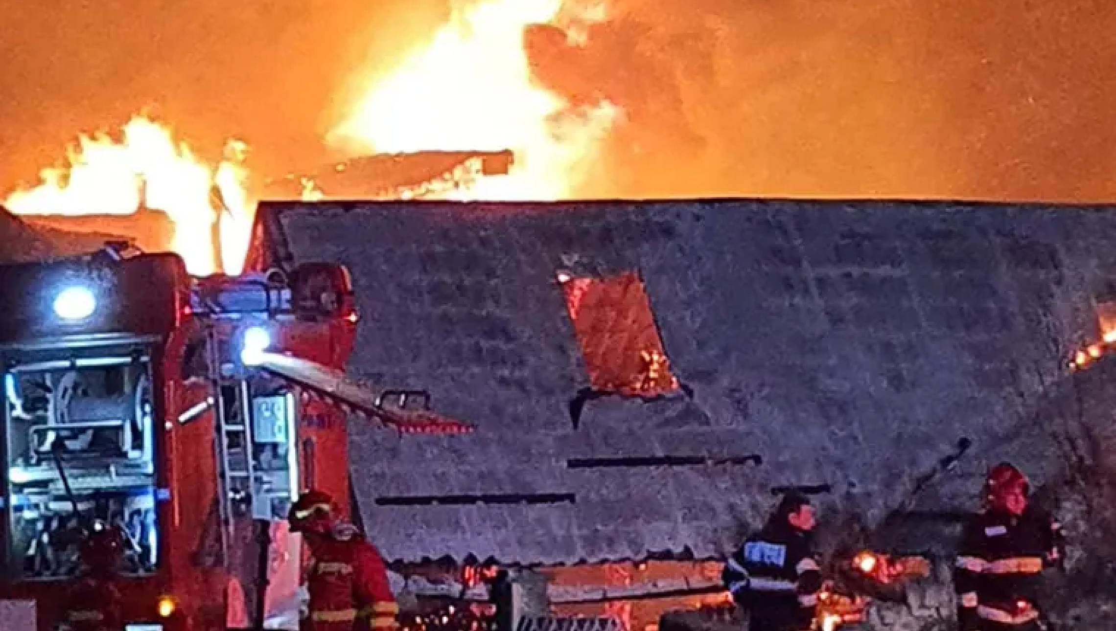 VIDEO Incendiu la o pensiune din Prahova: 5 adulți și 3 minori dispăruți