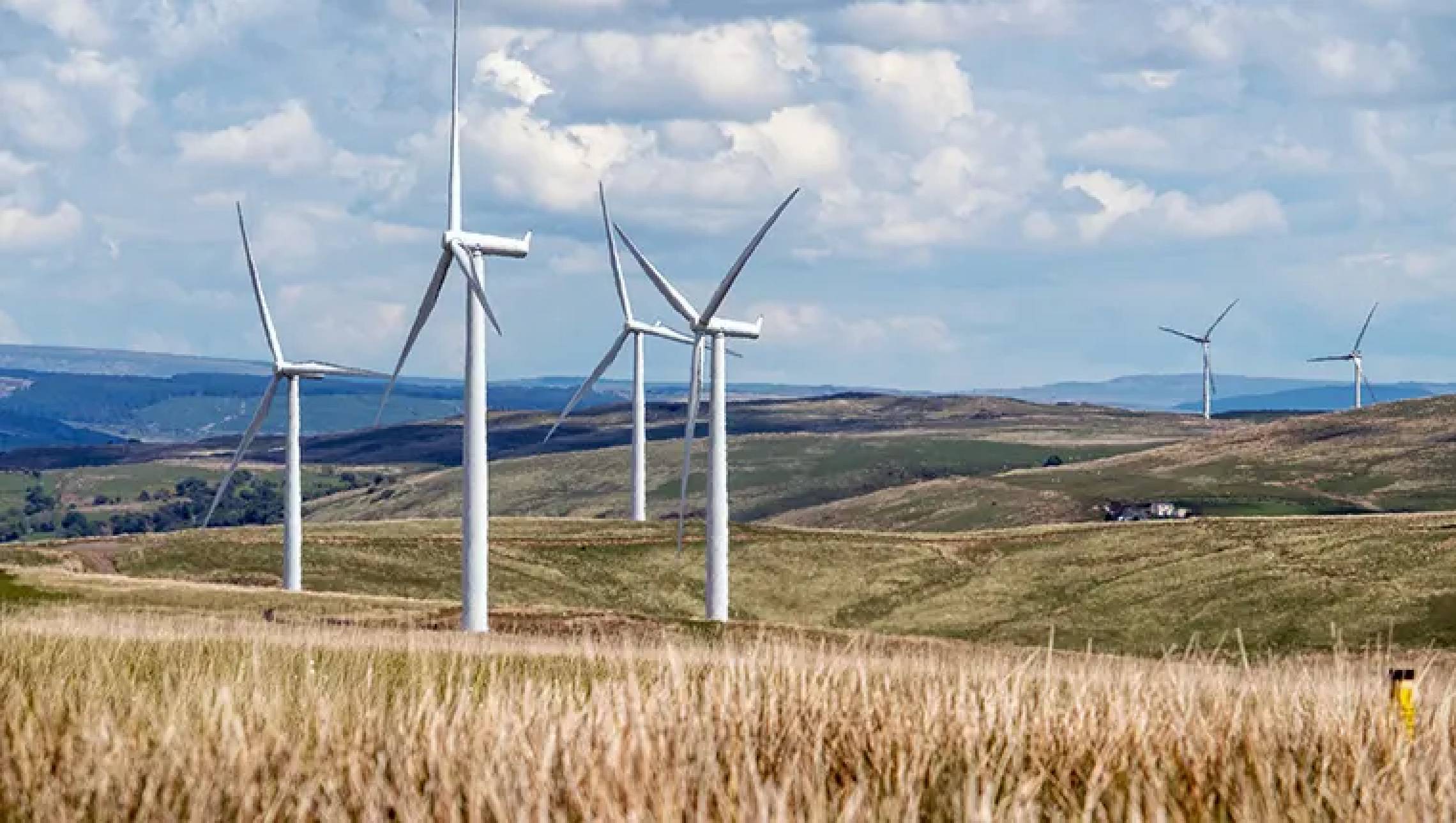 România exporta luni dimineață aproape 1.000 de MW de electricitate, în contextul unei producții uriașe de energie eoliană